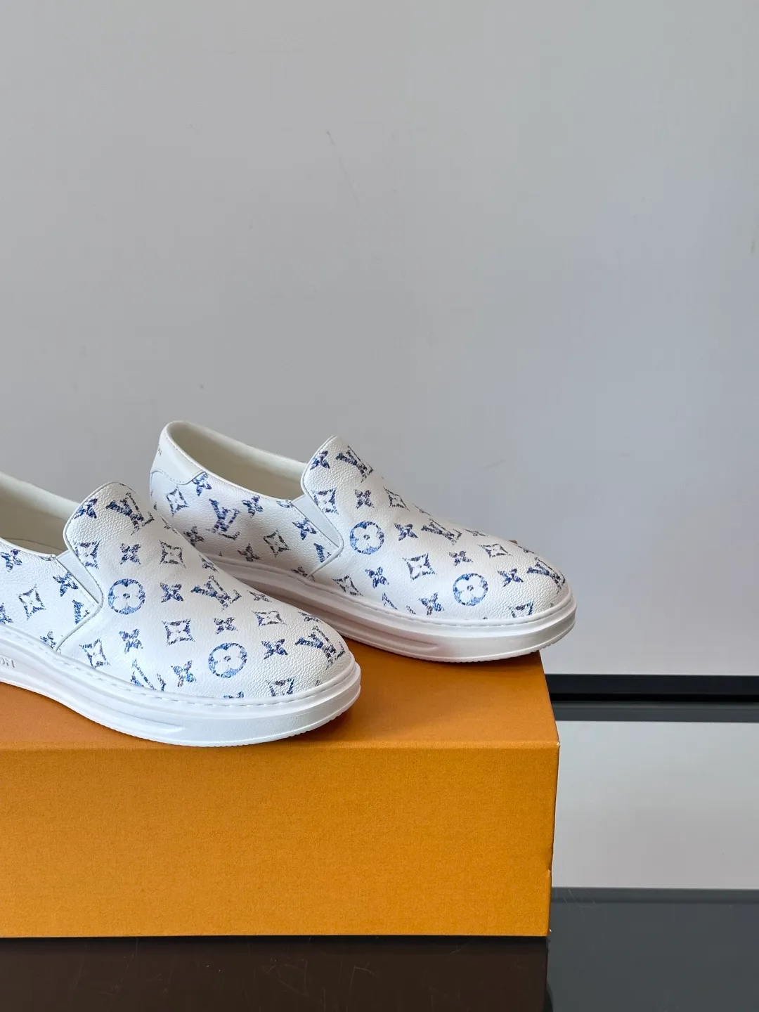 Men's shoes 💰p360 "LOUIS VUITTO＊" Classic presbyopic slip-on loafers are made of classic Damier Gra men's shoes 💰phite canvas, with LV logo embellishment on the shoe body, leather straps decorated with LV metal logo buckles, smooth calf leather trim, and Monogram flower rubber outsole, full of youthful vitality and elegance. Blake craftsmanship and hand-stitched uppers cleverly establish recognition, and the standard sheepskin lining provides a comfortable and soft foot feel! Size: 38-44